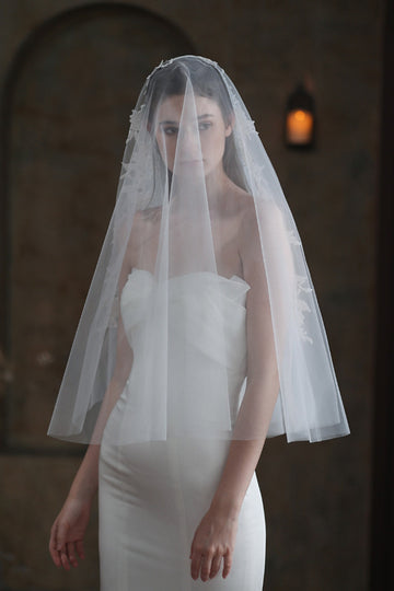 Elegante velo de novia blanco con apliques